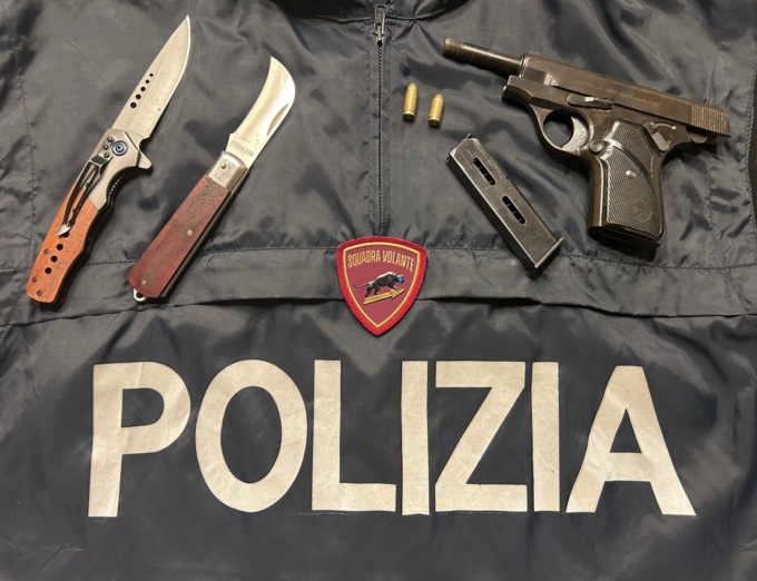 39enne scoperto con pistola clandestina, in casa aveva documenti falsi e coltelli