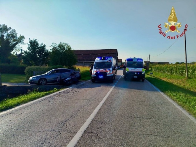 Auto e moto si scontrano a Villafranca Padovana: centauro finisce in un fossato, è grave