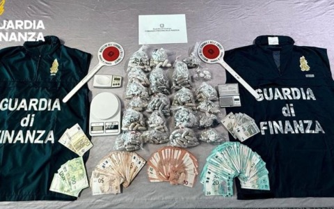 Insolito via vai in un appartamento all’Arcella, arrestato pusher: trovato con 3 kg di eroina e 300 grammi di cocaina