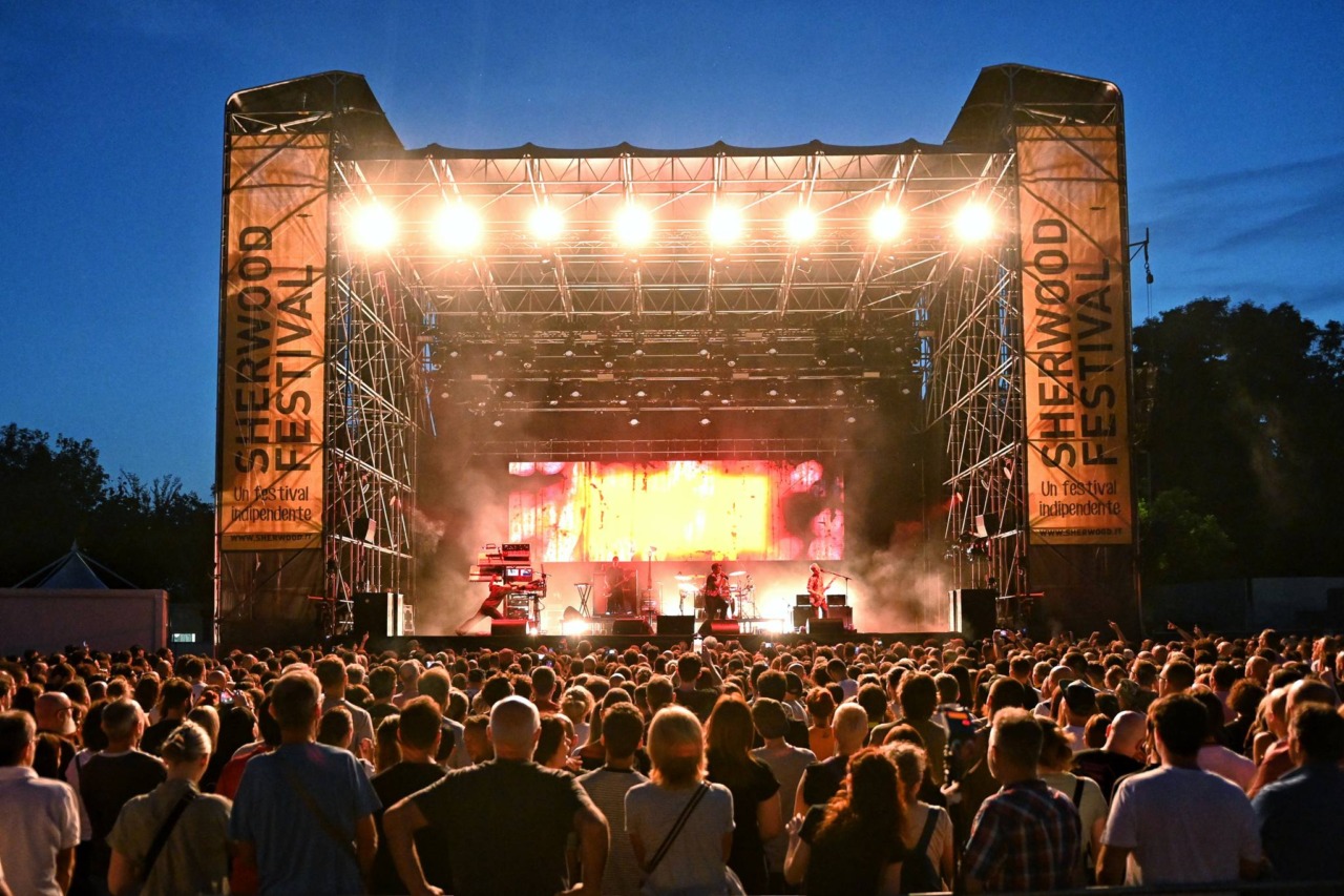 Picchiato allo “Sherwood Festival” da addetti alla sicurezza, perquisizione a casa di tre indagati