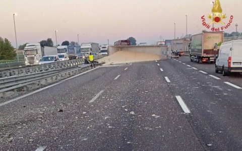 A4 bloccata dal rovesciamento di un tir carico di mais