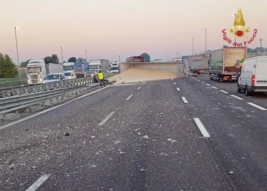 A4 bloccata dal rovesciamento di un tir carico di mais