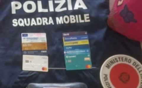 Ladro seriale entrava di notte nelle case, rubava le carte di credito e poi le usava nelle tabaccherie