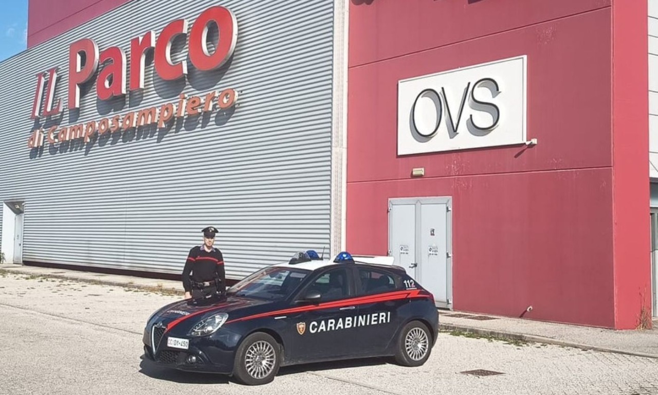 Banda sfonda con un’auto la porta del centro commerciale “Il Parco di Camposampiero”, poi ruba profumi di marca
