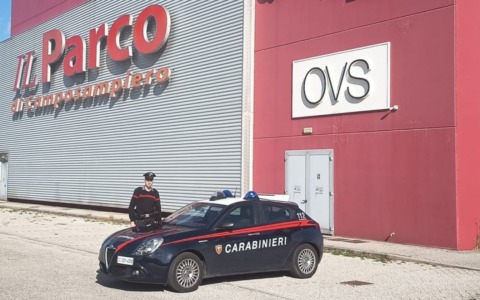 Banda sfonda con un’auto la porta del centro commerciale “Il Parco di Camposampiero”, poi ruba profumi di marca