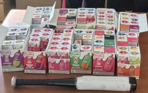 Fermato 57enne per maltrattamenti in famiglia e due arresti per porto abusivo di sigarette elettroniche irregolari