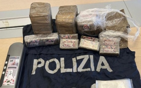 Maxi sequestro di droga all’Arcella, 40enne nascondeva cinque chili di hashish sotto al letto