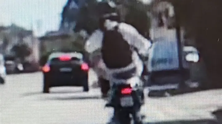 Sgommate e impennate per i social: 19enne fermato dalla Polizia Locale
