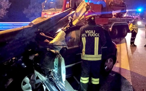 Auto contro il guardrail sulla tangenziale di Limena