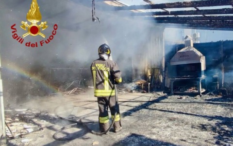 Ricovero attrezzi va in fiamme e la casa rischia di incendiarsi: pericolo scampato dai vigili del fuoco