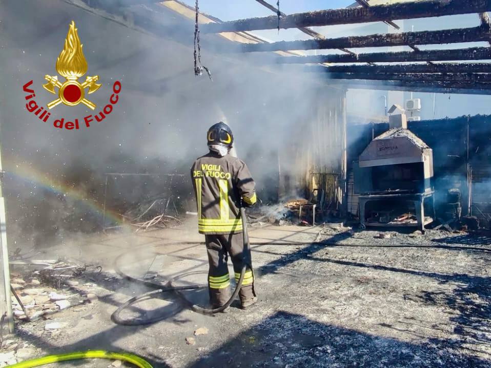 Ricovero attrezzi va in fiamme e la casa rischia di incendiarsi: pericolo scampato dai vigili del fuoco