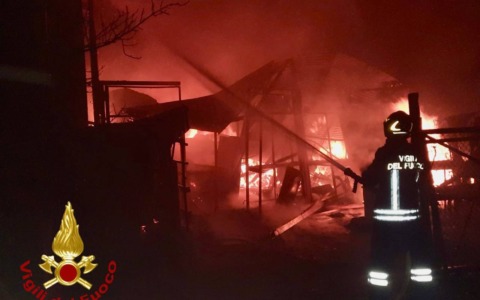 Ricovero attrezzi a fuoco durante la notte