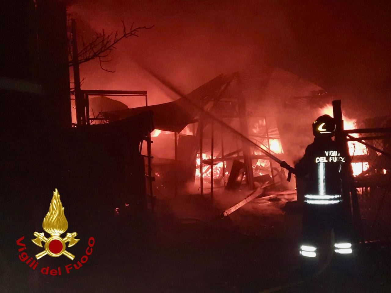 Ricovero attrezzi a fuoco durante la notte