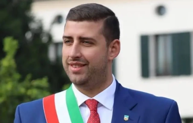 Bomba carta lanciata su un terrazzino durante la notte