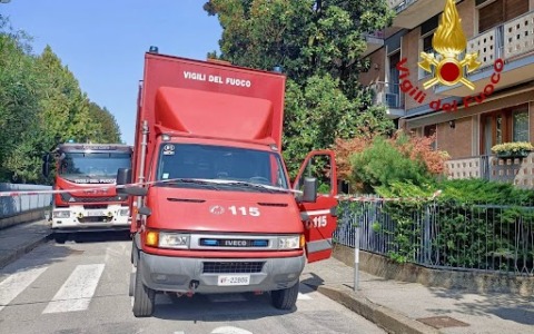 Contatori vanno a fuoco nel seminterrato: evacuati in tre dall’edificio, ma non ci sono feriti