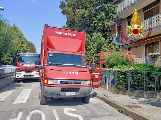 Contatori vanno a fuoco nel seminterrato: evacuati in tre dall’edificio, ma non ci sono feriti