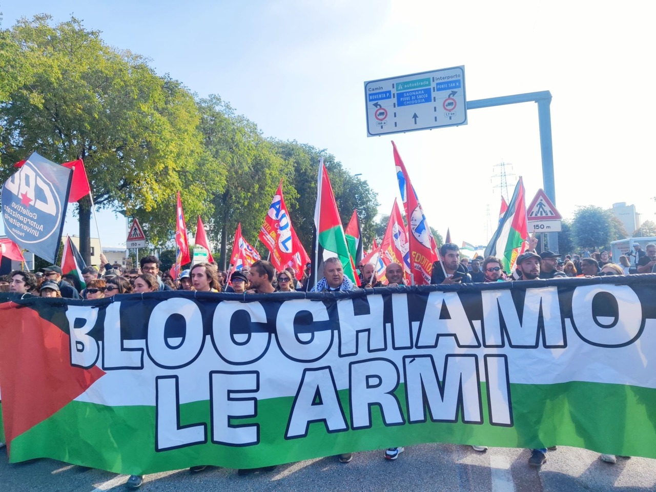 Sciopero generale per Gaza e la Flotilla: corteo prova il blocco all’interporto di Padova, la polizia usa idranti e lacrimogeni