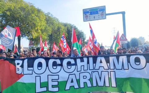 Sciopero generale per Gaza e la Flotilla: corteo prova il blocco all’interporto di Padova, la polizia usa idranti e lacrimogeni