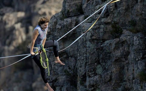 Ancora funamboli abusivi nel Parco dei Colli: rimossa slackline di 150 metri tra le rocce di Teolo