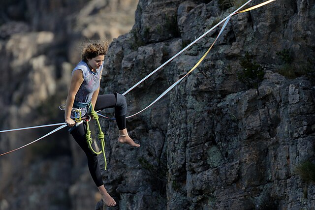 Ancora funamboli abusivi nel Parco dei Colli: rimossa slackline di 150 metri tra le rocce di Teolo