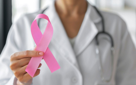 Tumore al seno, ottobre è il mese della prevenzione: come prenotare la visita di controllo