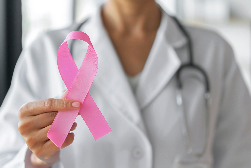 Tumore al seno, ottobre è il mese della prevenzione: come prenotare la visita di controllo