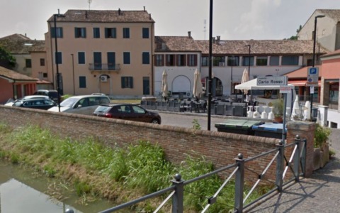 Baby gang accerchia e aggredisce un venditore ambulante per rubargli il portafoglio
