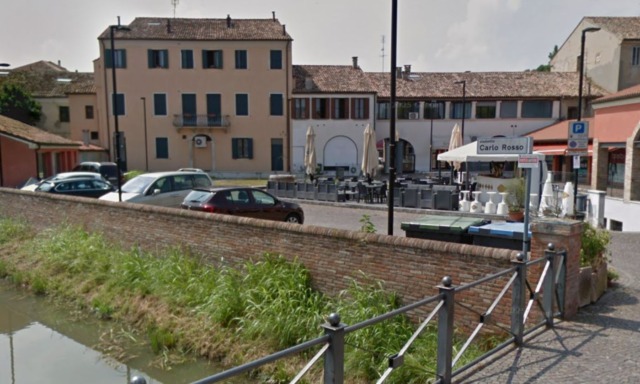 Baby gang accerchia e aggredisce un venditore ambulante per rubargli il portafoglio