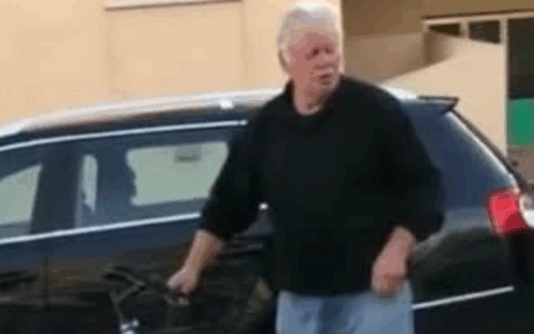 Famoso per video comici virali senza volerlo, Checchin trovato morto in casa: “La sua fragilità sviata sui social senza rispetto”
