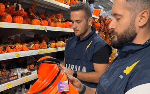 Halloween si avvicina, ma attenzione allo “scherzetto”: sequestrati 8mila articoli non sicuri in quattro negozi