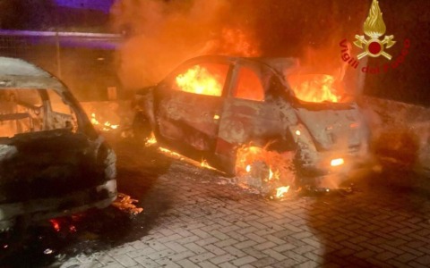Auto in fiamme nella notte a Loreggia