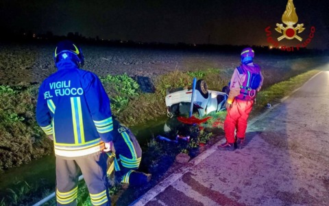 Auto si ribalta in un fossato ad Albignasego: ferito il conducente