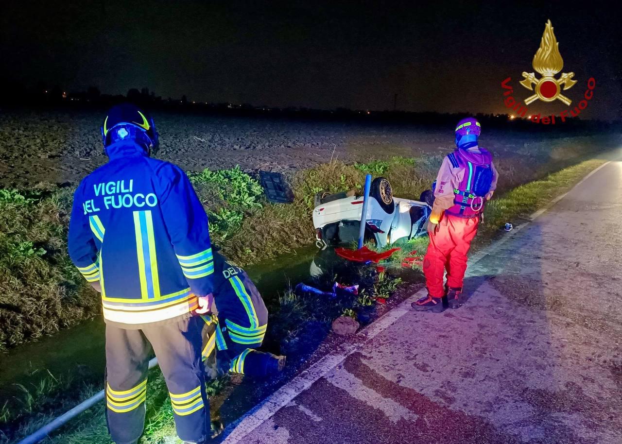 Auto si ribalta in un fossato ad Albignasego: ferito il conducente