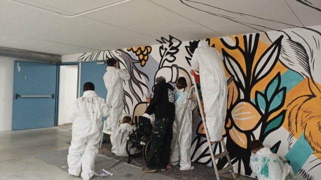 Gli studenti del Kennedy trasformano il sottopassaggio dell’Airone in un’opera di street art