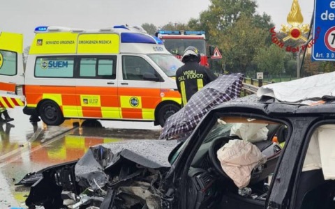 Scontro tra due auto sulla SS 47 Valsugana: quattro feriti