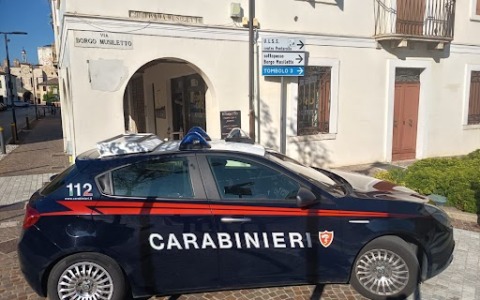 Spaccata in un compro oro a Cittadella, rubati i gioielli in vetrina nella notte
