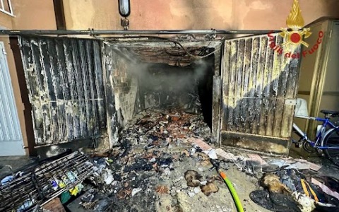 Garage in fiamme, i pompieri spengono l’incendio e salvano l’abitazione