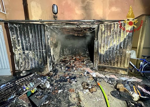 Garage in fiamme, i pompieri spengono l’incendio e salvano l’abitazione