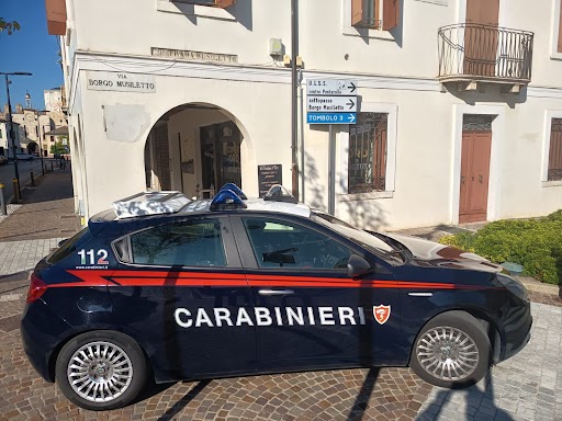 Spaccata in un compro oro a Cittadella, rubati i gioielli in vetrina nella notte