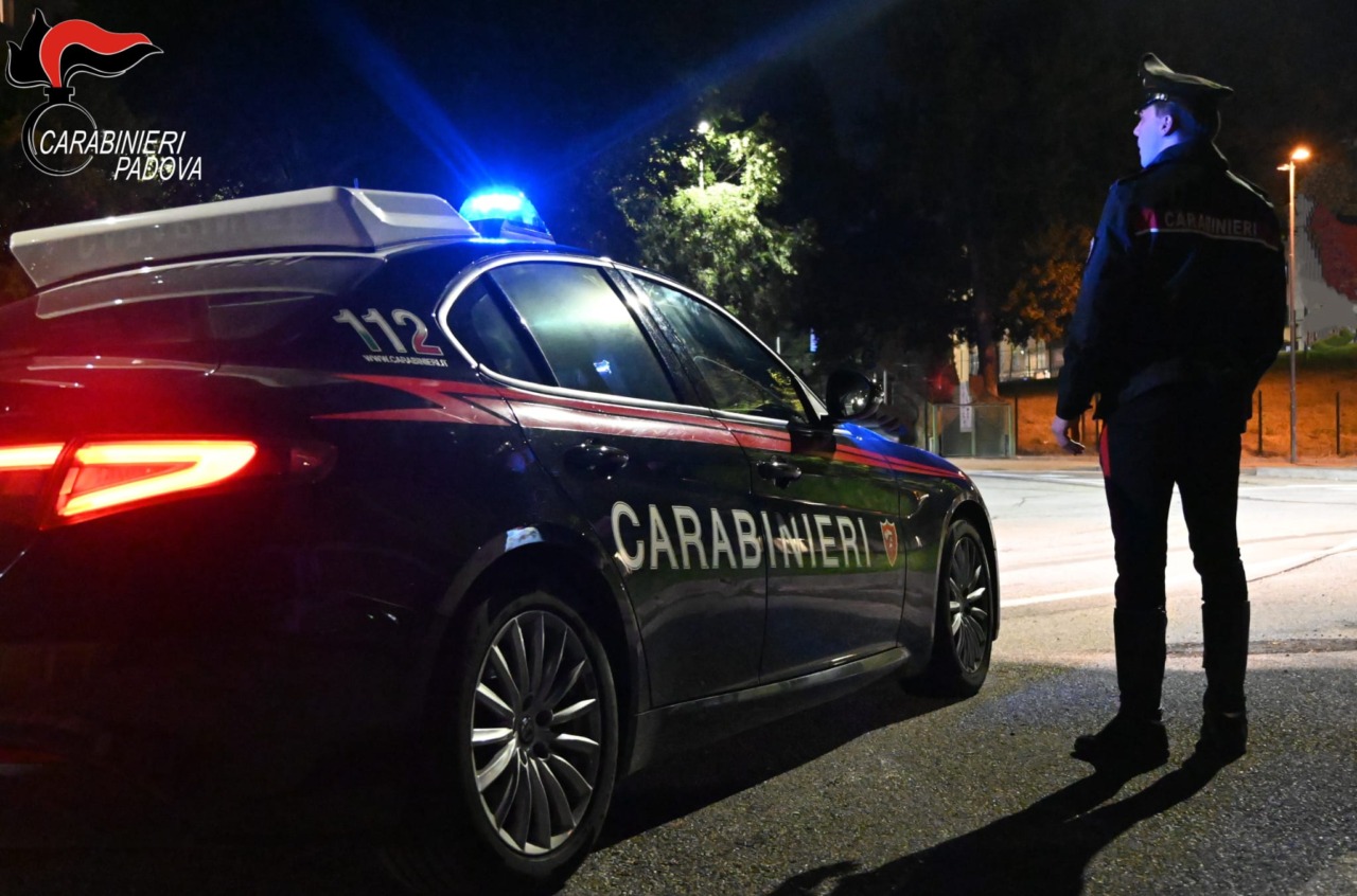 Picchiata di nuovo davanti ai figli, scappa e chiama il 112 in lacrime: “Non ce la faccio più”. Marito allontanato subito da casa