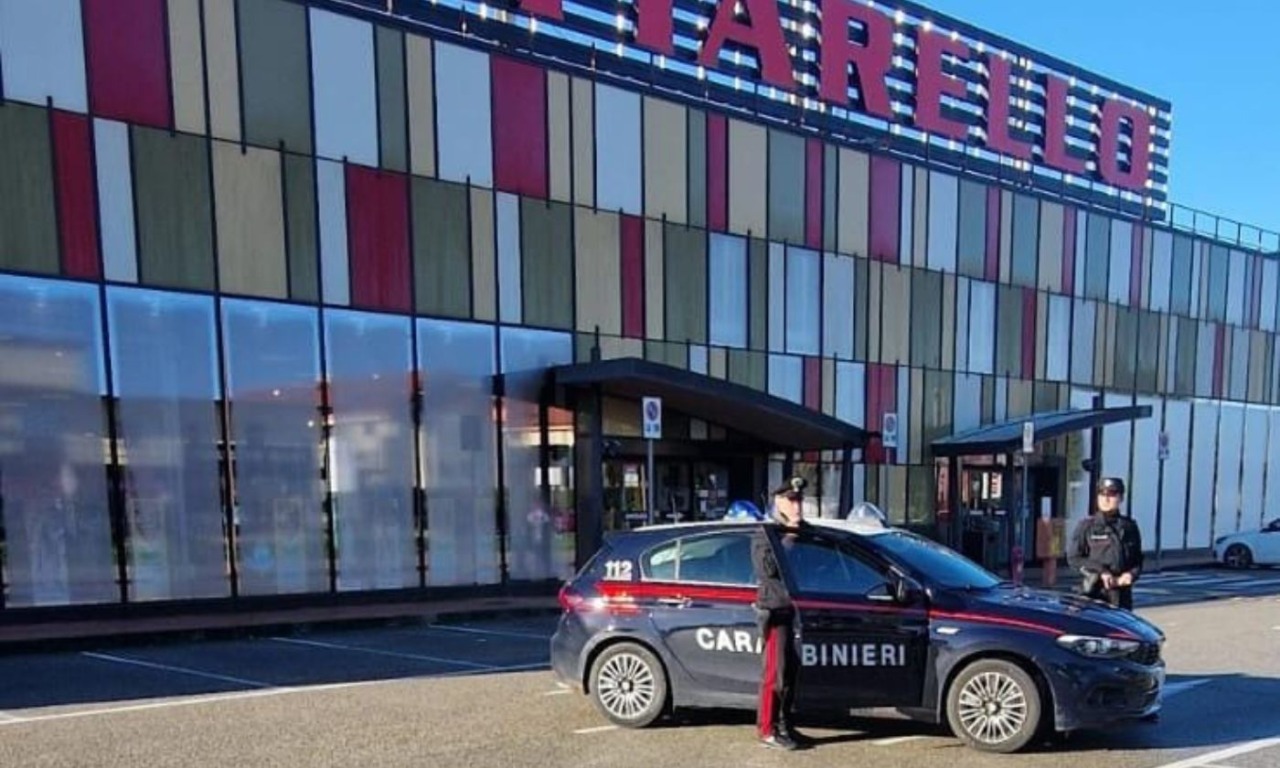 Tenta di rubare 38 paia di scarpe da Pittarello, quando viene scoperto scappa in bici