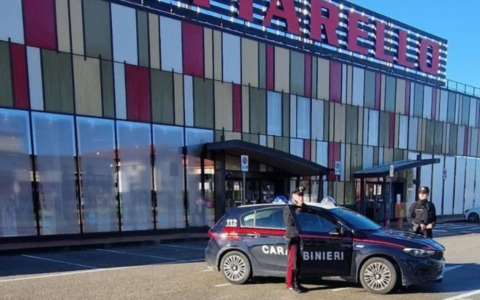 Tenta di rubare 38 paia di scarpe da Pittarello, quando viene scoperto scappa in bici