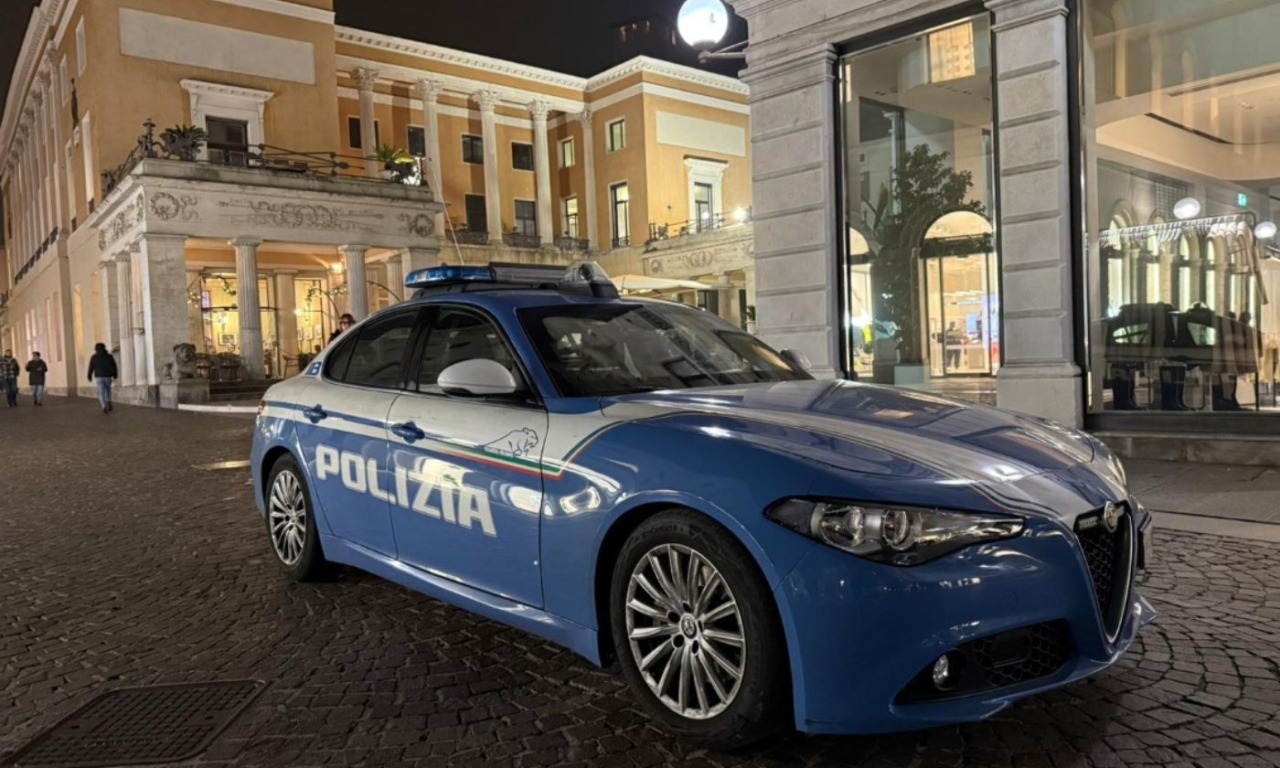 Rubano un cappotto da un negozio, poi aggrediscono il personale di sicurezza