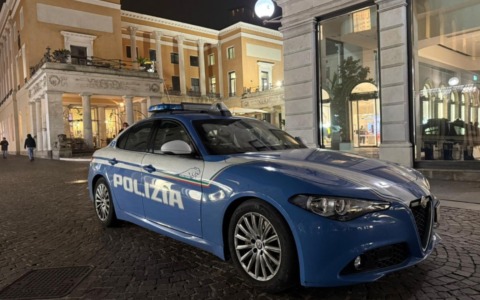 Rubano un cappotto da un negozio, poi aggrediscono il personale di sicurezza