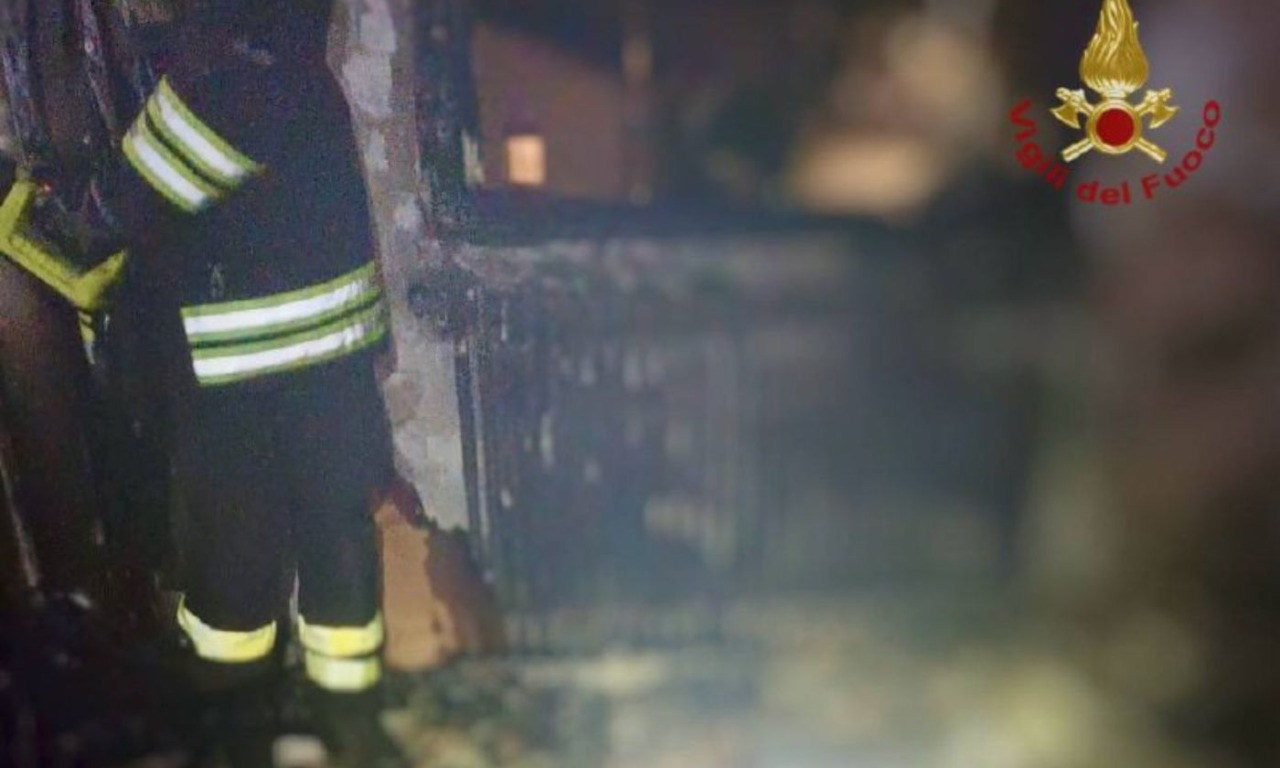 Un intossicato nell’incendio scoppiato nella notte in un appartamento ad Abano Terme