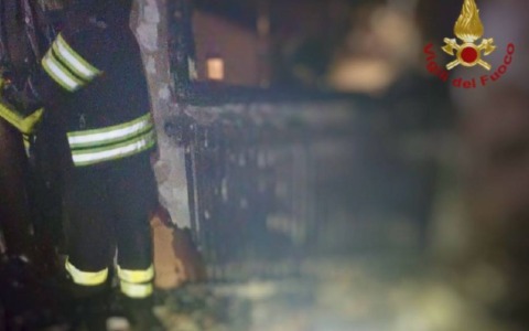 Un intossicato nell’incendio scoppiato nella notte in un appartamento ad Abano Terme