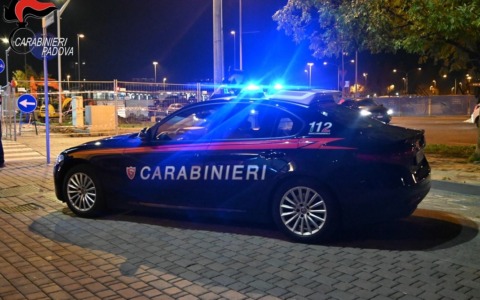 In auto con katana, tirapugni e positivo all’alcoltest