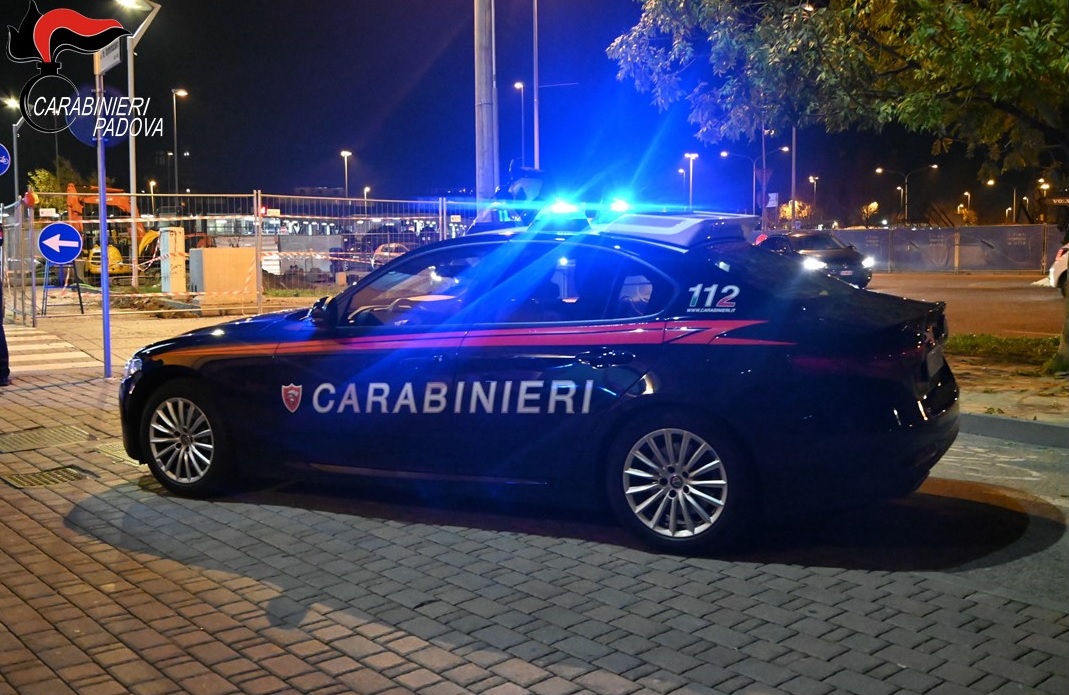 In auto con katana, tirapugni e positivo all’alcoltest