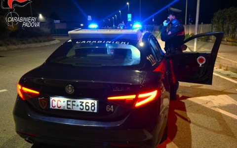 28enne scoperto a Montegrotto Terme con un tirapugni in metallo nell’auto