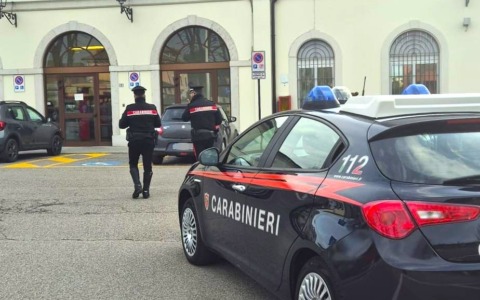 Due sedicenni sorpresi a smontare un motorino nel piazzale della stazione